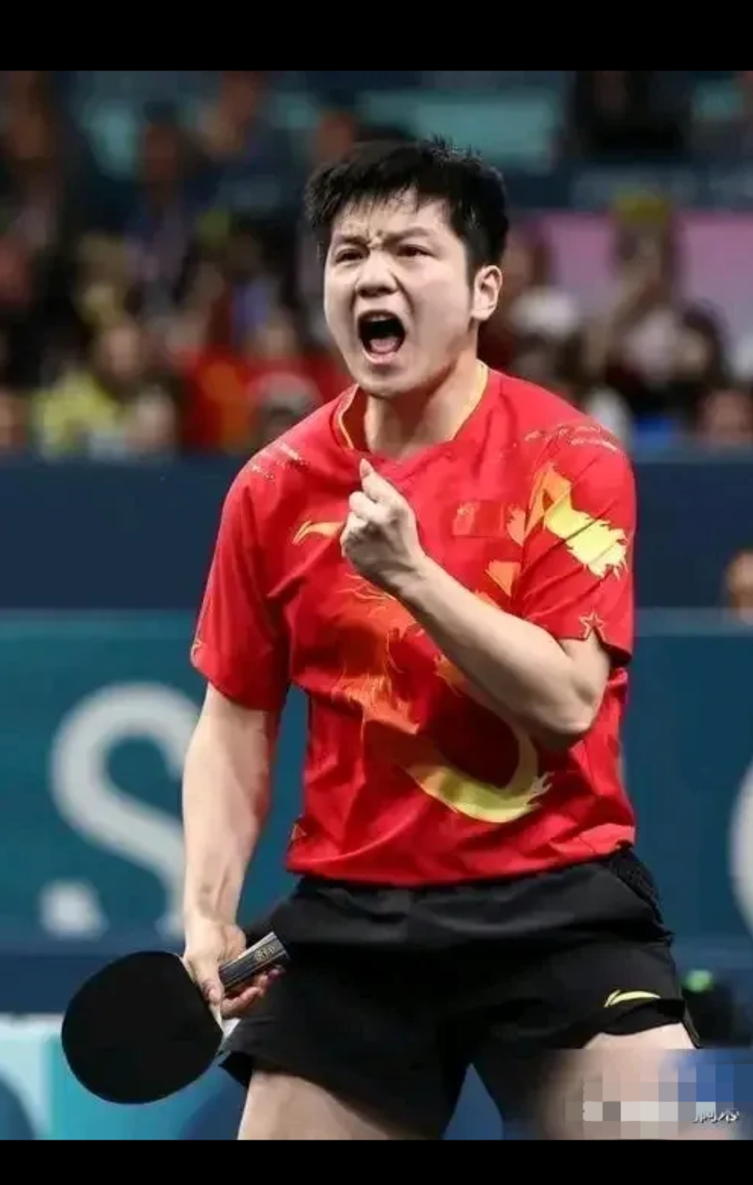 震撼！樊振东在网球赛场险胜对手！